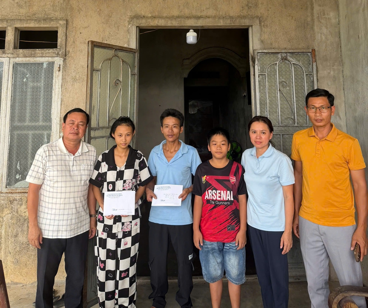 Lan tỏa yêu thương, tiếp sức đến trường cho học sinh có hoàn cảnh khó khăn tại xã Cư Prao