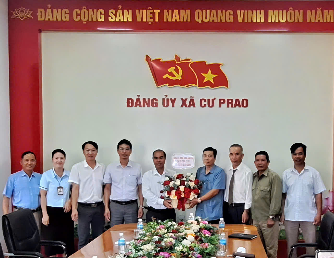 Lãnh đạo xã Cư Prao thăm, chúc mừng Hội Người cao tuổi nhân Ngày Quốc tế Người cao tuổi