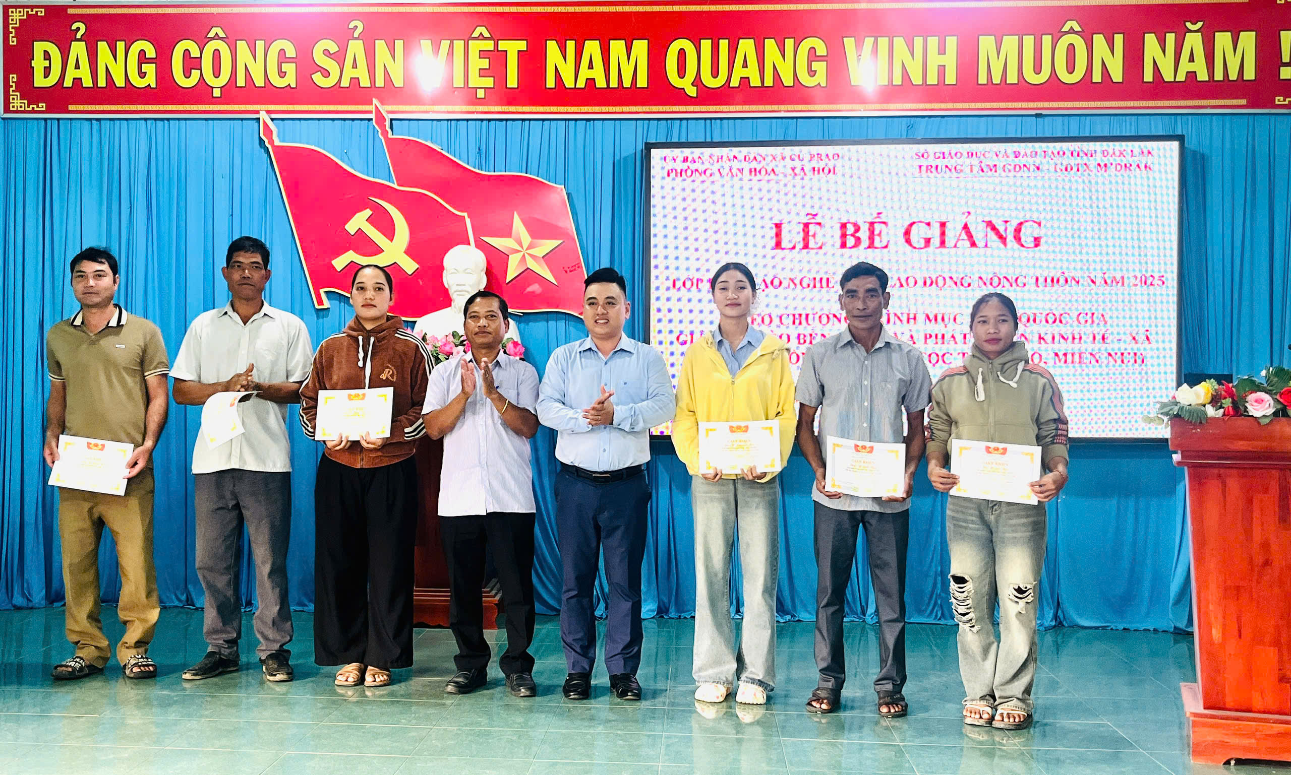 UBND xã Cư Prao tổ chức bế giảng lớp đào tạo nghề chăn nuôi heo cho lao động nông thôn năm 2025