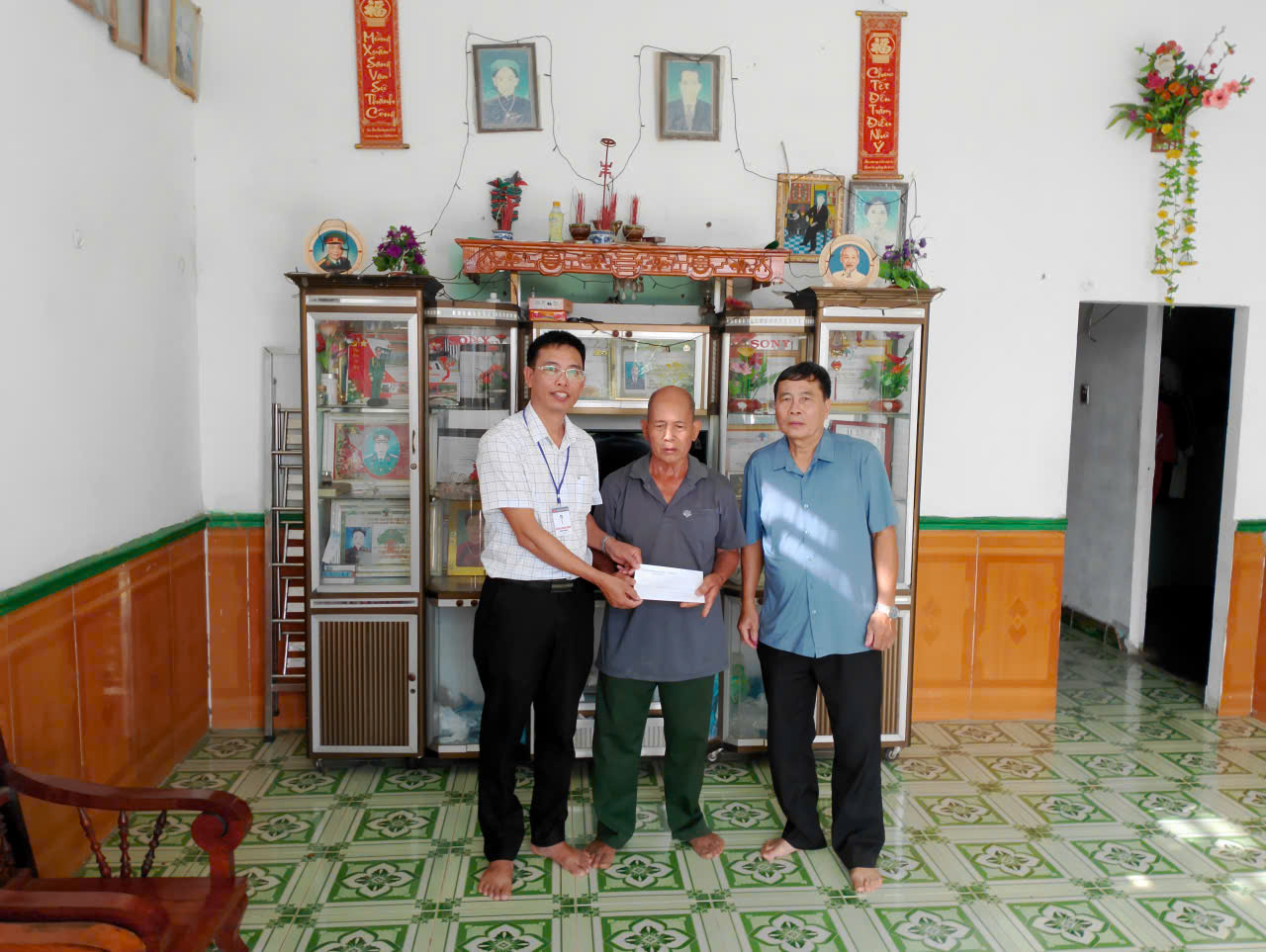 Đoàn công tác số 06 xã Cư Prao thăm, tặng quà gia đình chính sách nhân kỷ niệm 79 năm Ngày Thương binh - Liệt sĩ