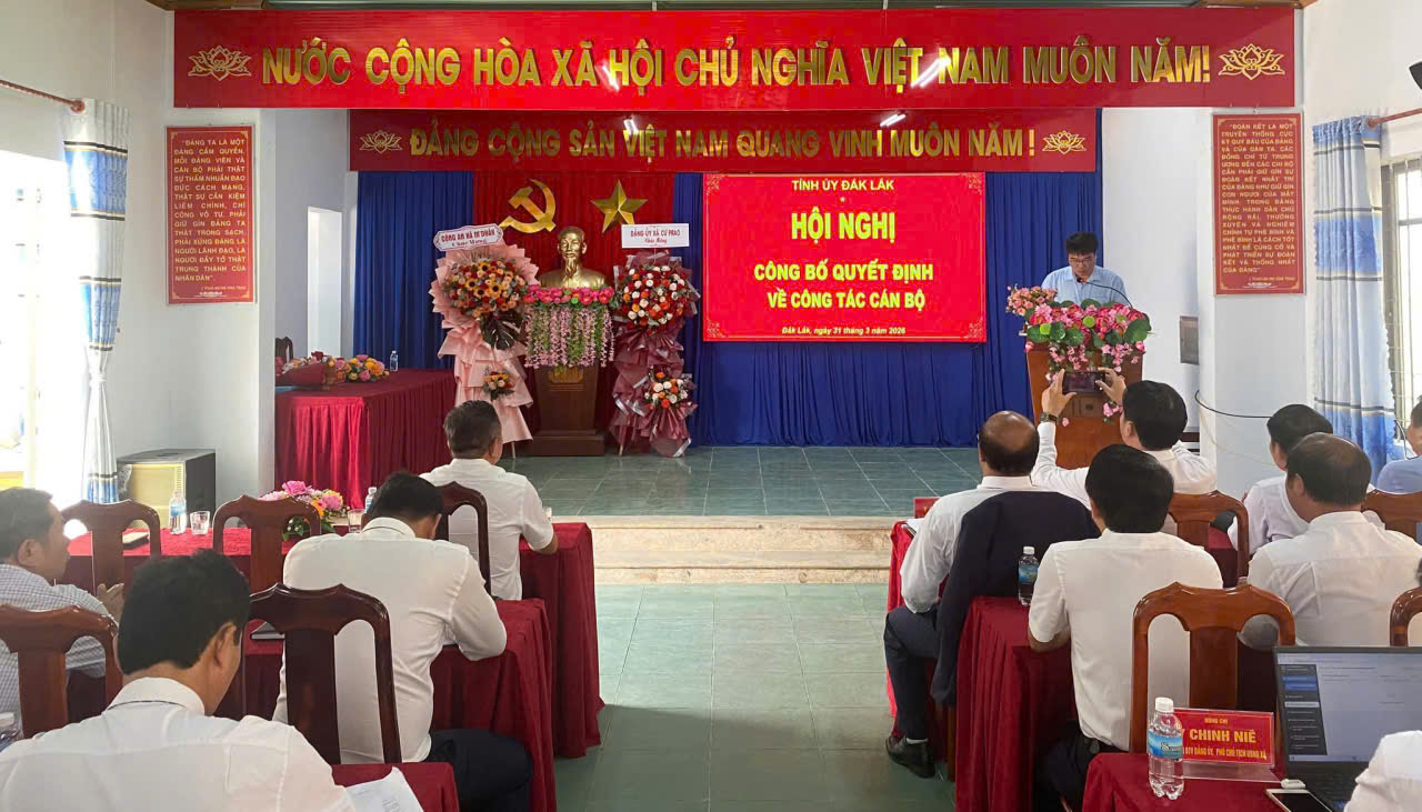 Công bố quyết định về công tác cán bộ tại xã Cư Prao