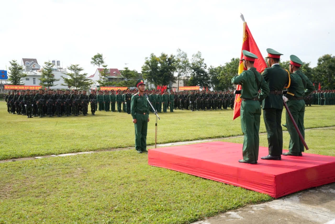 Lãnh đạo xã Cư Prao thăm hỏi, động viên chiến sĩ mới tại Lễ Tuyên thệ chiến sĩ mới năm 2026