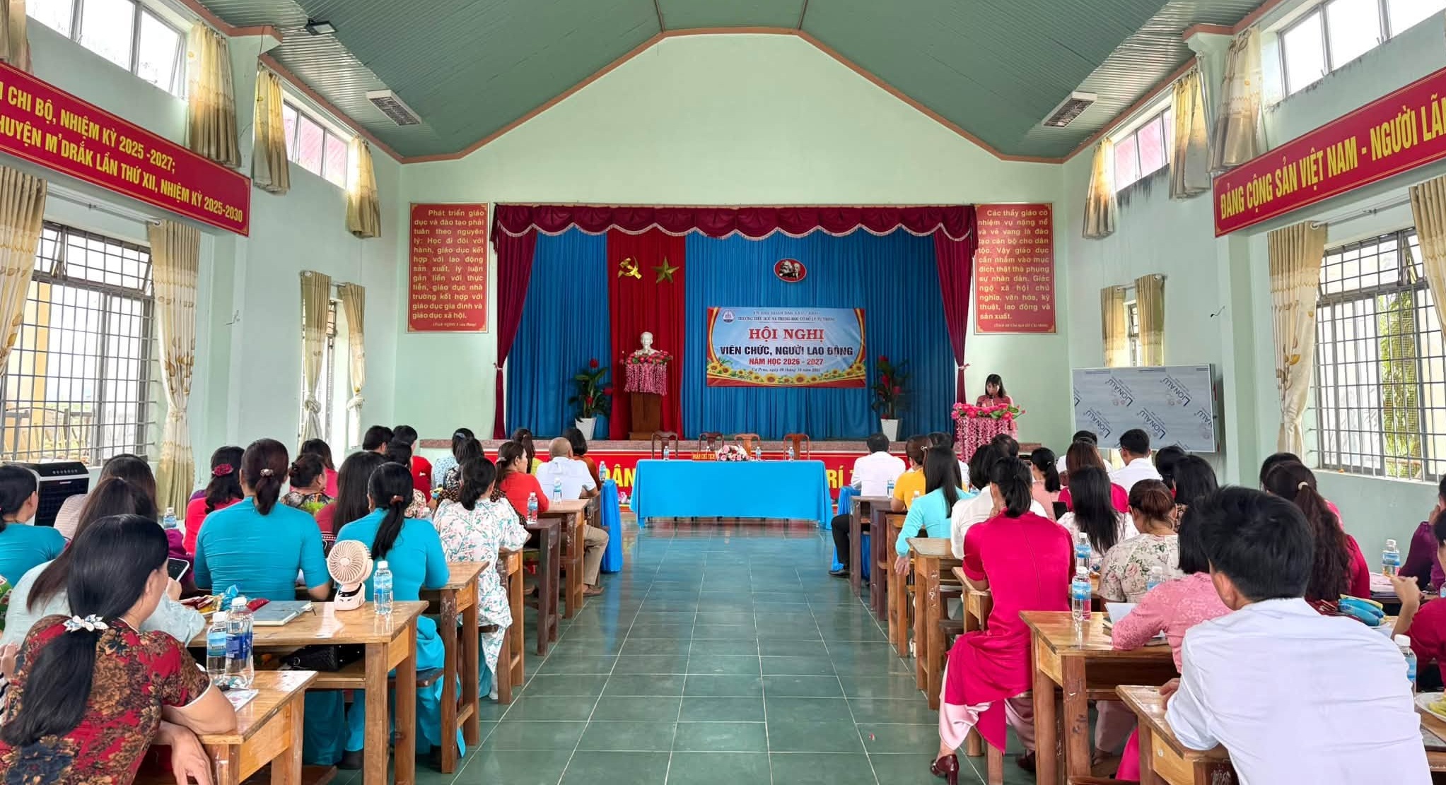 Trường Tiểu học và THCS Lý Tự Trọng tổ chức Hội nghị viên chức, người lao động năm học 2026 - 2027